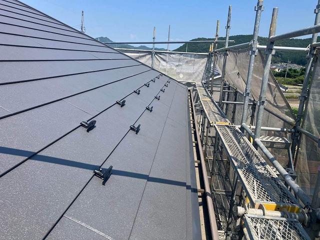 金属屋根の雪止め金物